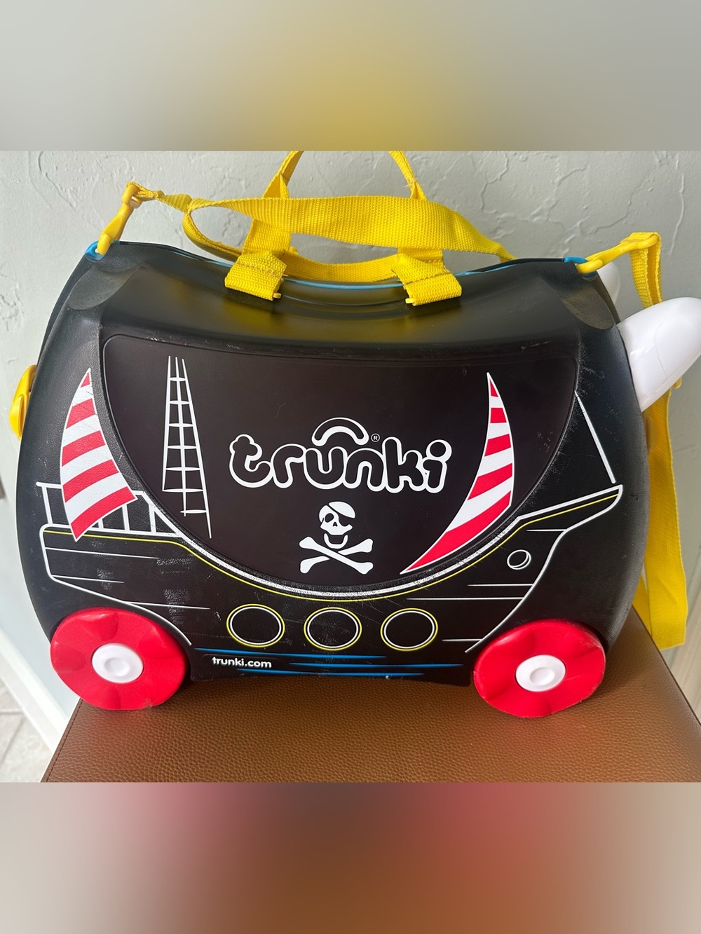 Trunki Kids Ride-On Suitcase - Black with Yellow Handles - Picture 2 of 8